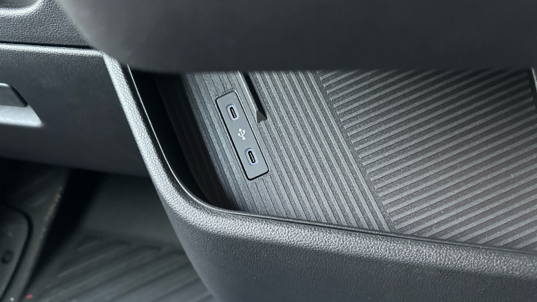 Renault Master Mwb Diesel Fwd MM35 Blue dCi 130 Advance Medium Roof Van